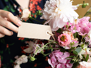 Forkæl en særlig person med en buket blomster ved ankomsten til Hotel Ringkøbing