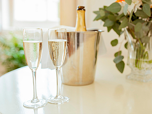 Forkæl den eneste ene med bobler og chokolade på værelset på Hotel Ringkøbing